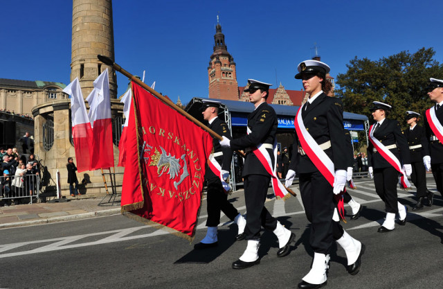 Poczet Sztandarowy Kompanii Honorowej AM defiluje podczas uroczystej Inauguracji roku akademickiego w Akademii Morskiej w Szczecinie