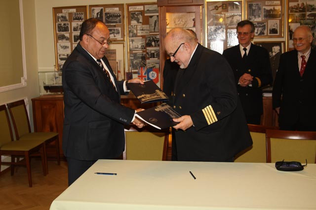 Rektor Akademii Morskiej w Szczecinie prof. dr hab. inż. kpt. ż.w. Stanisław Gucma oraz rektor Politechniki w Warnie prof. Owid Farchi po podpisaniu umowy  o współpracy, fot. Anna Soboń