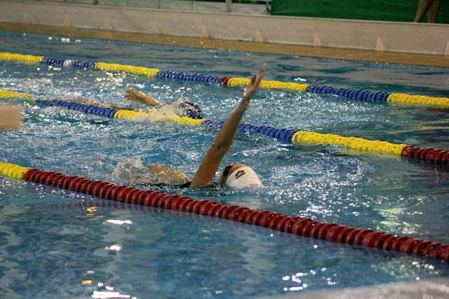 Uczestnicy Mistrzostw Akademii Morskiej w Pływaniu 2014 na podium