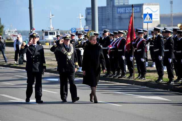 Władze AM i wiceminister Dorota Pyć robią przegląd studentów AM podczas uroczystej inauguracji roku akademickiego Akademii Morskiej w Szczecinie