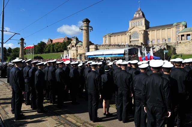 Studenci Akademii Morskiej na tle budynku Muzeum Narodowego i Akademii Morskiej