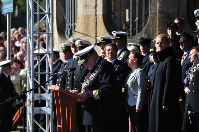 Rektor Akademii Morskiej przemawia podczas uroczystej inauguracji roku akademickiego Akademii Morskiej w Szczecinie