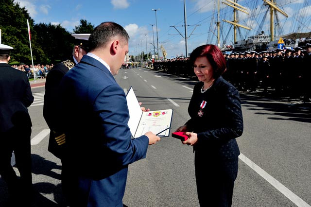 Wręczanie odznaczeń podczas uroczystej inauguracji roku akademickiego Akademii Morskiej w Szczecinie