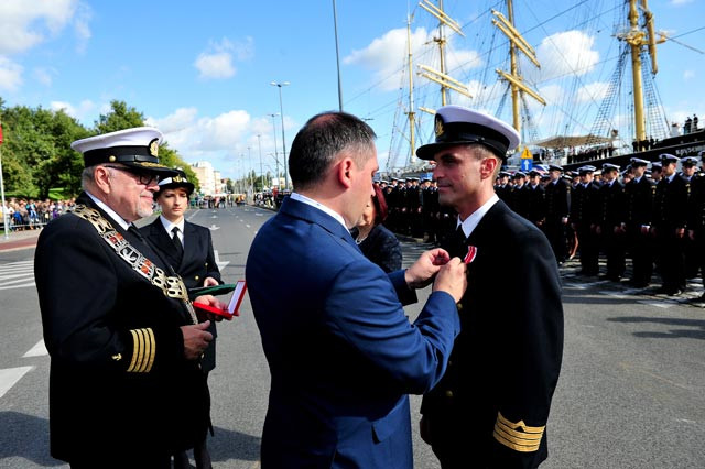 Wręczanie odznaczeń podczas uroczystej inauguracji roku akademickiego Akademii Morskiej w Szczecinie