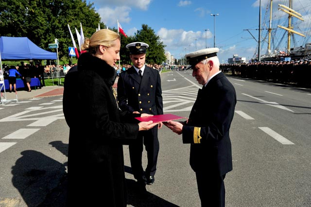 Wręczanie odznaczeń podczas uroczystej inauguracji roku akademickiego Akademii Morskiej w Szczecinie