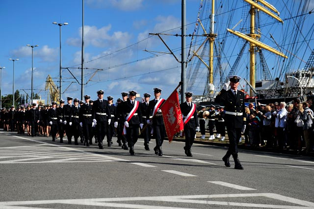 Kompania Honorowa AM maszeruje nabrzeżem Odry podczas uroczystej inauguracji roku akademickiego Akademii Morskiej w Szczecinie