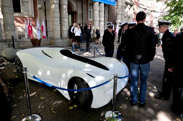 Bolid zbudowany przez studentów Wydz. Mechanicznego AM na tle wejścia do budynku AM