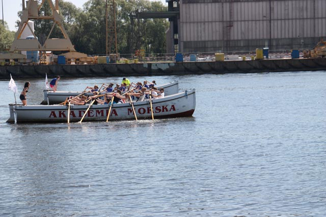 Załoga w szalupie na wodzie podczas zawodów Szalupiada 2014