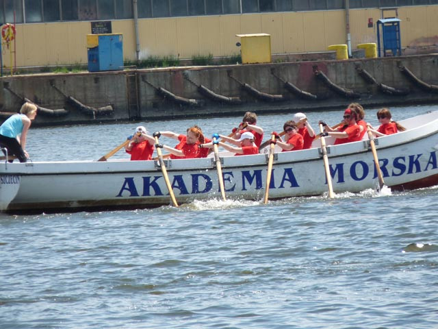 Załoga w szalupie na wodzie podczas zawodów Szalupiada 2014