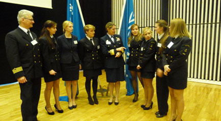 Fot. Rozmowa z panią Sandrą Stosz, Rear Admiral, U.S. Cost Guard Academy  (od lewej: Zbigniew Szozda, Patrycja Mordas, Julia Raczkowska, Pola Raciborska, Sandra Stosz, Monika Skowronek, Dominika Czyżowicz, Elwira Kałkowska, Lidia Sobota)