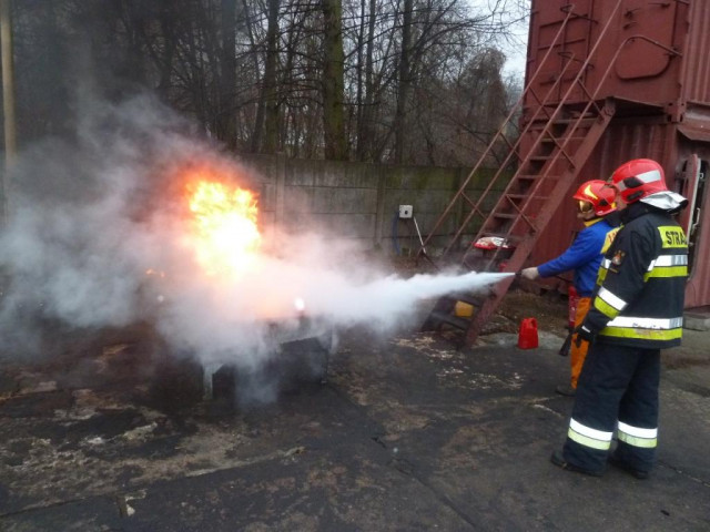 Uczestnicy pokazowego kursu w OSRM - gaszenie pożaru