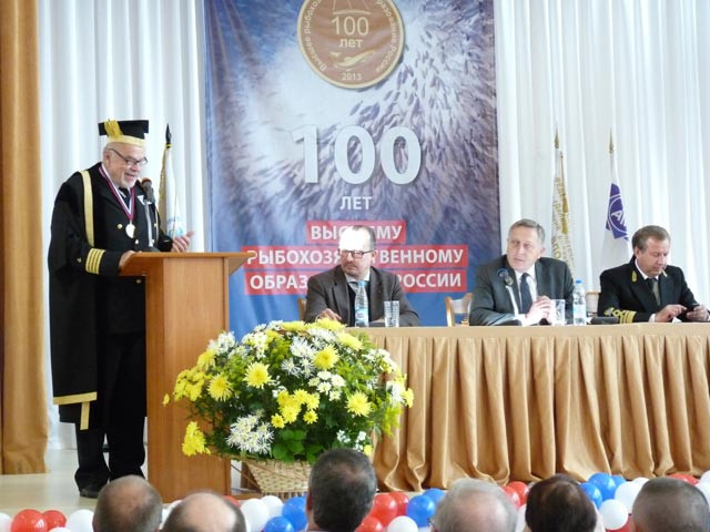 Rektor AM Stanisław Gucma odbiera tytuł doktora honoris causa, fot. dr hab. inż. Zbigniew Matuszak