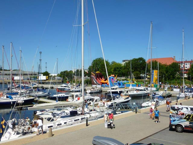 Uczestnicy festiwalu „Festival of Sails Kołobrzeg 2013” na nabrzezu