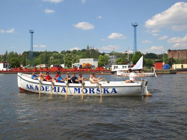 Uczestnicy Szalupiady 2013 w szalupie na Odrze