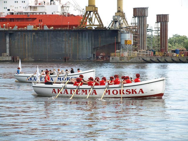 Uczestnicy Szalupiady 2013 w szalupie na Odrze