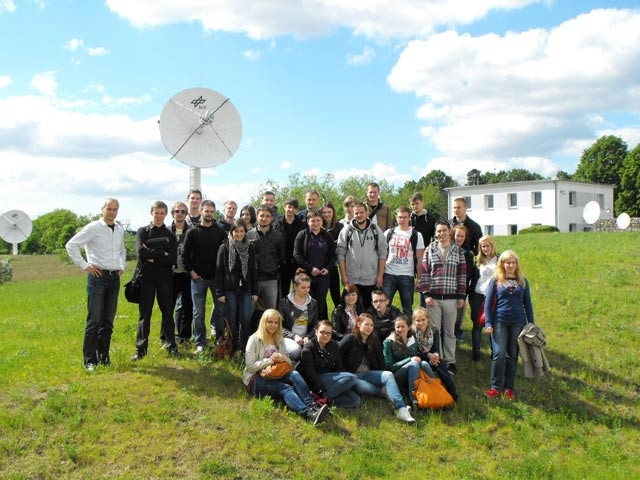 Studenci Akademii Morskiej  w German Aerospace Center - zdjęcie grupowe