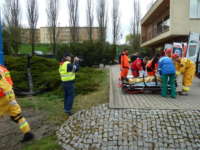 Transport pozoranta do ambulansu podczas ćwiczeń