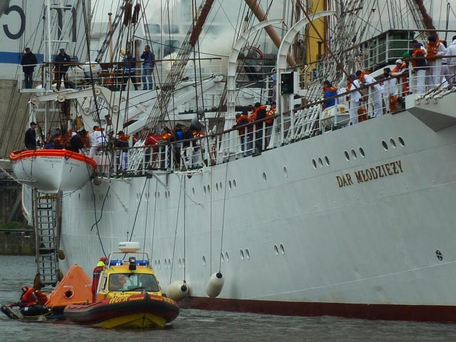 Pozorowana ewakuacja załogi z pokładu żaglowca „Dar Młodzieży”