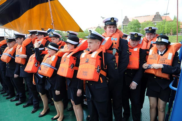 Studenci w kamizelkachh ratunkowych na pokładzie Nawigatora XXI