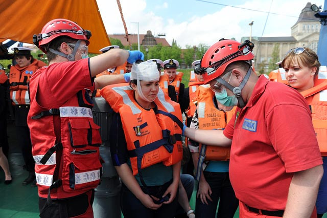 Studenci w skafandrach ratunkowych na pokładzie Nawigatora XXI