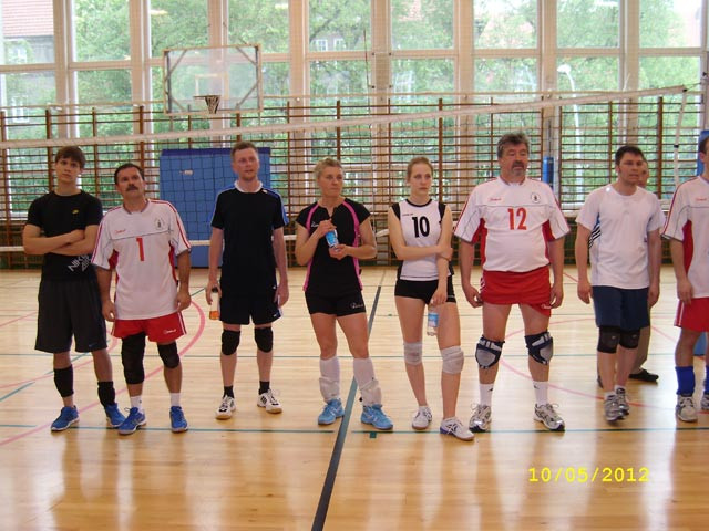 Uczestnicy turnieju piłki siatkowej FAMILY CUP 2013