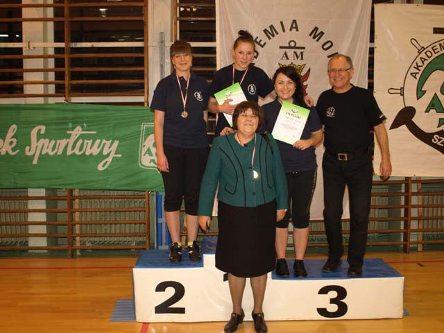 Uczestnicy Mistrzostw Akademii Morskiej w Ergometrze Wioślarskim 2012 - zdjęcie grupowe na podium