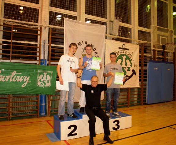 Uczestnicy Mistrzostw Akademii Morskiej w Ergometrze Wioślarskim 2012 - zdjęcie grupowe na podium