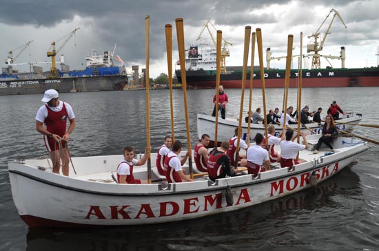 Załogi wydziałów Akademii Morskiej w Szczecinie w szalupach na Odrze podczas "Szalupiady"