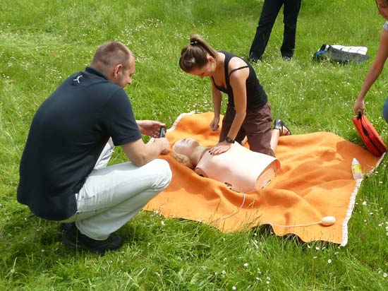 Trening udzielania pierwszej pomocy medycznej na manekinie