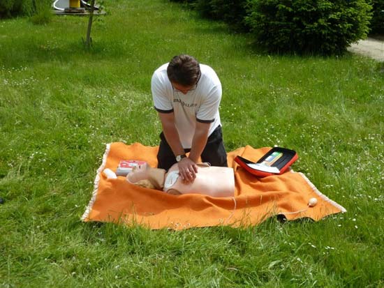 Trening udzielania pierwszej pomocy medycznej na manekinie