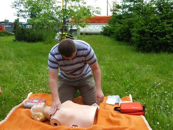 Trening udzielania pierwszej pomocy medycznej na manekinie