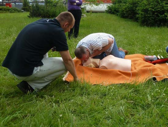 Trening udzielania pierwszej pomocy medycznej na manekinie