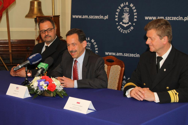 Press event - Ambassador Stephen Mull, Piotr Treichel, PhD - Vice rector for Education, Artur Bejger, PhD hablil. Eng, MUS Associate Professor - Vice Rector for Science