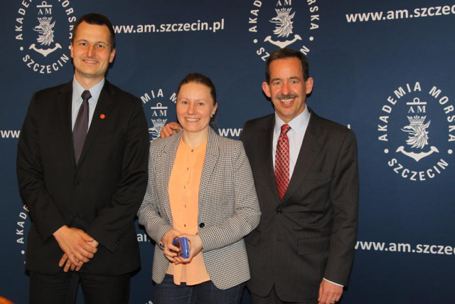 Dorota Idziaszczyk, Director of the Maritime Technologies Transfer Centre and Konrad Frontczak, CEO of MUS Innovation Centre together with the Ambassador Stephen Mull  Fot. A. Soboń