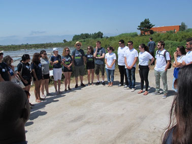 Photo 2. Students taking part in an “ice breaking” game near the salt fields