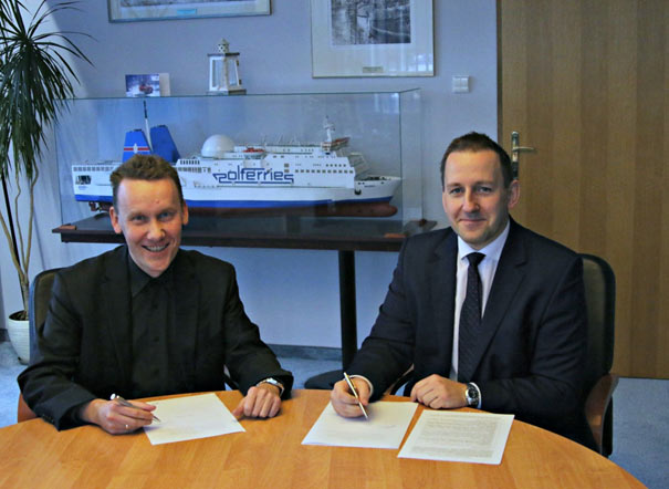 Jakub Komers, Technical Director of PŻB (on the right) and Piotr Wołejsza, President of the Management Board of Sup4Nav, right after signing of the agreement (photo by Weronika Bulicz).