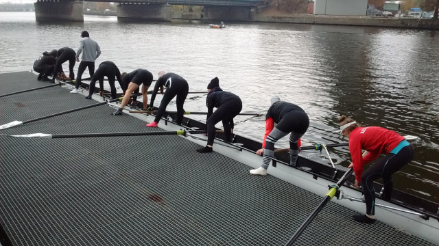 Independence Regattas participants taking the boat onshore