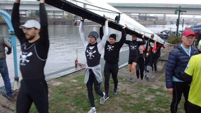 Independence Regattas participants carring the boat