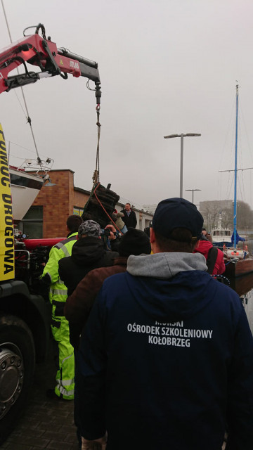 Anti-aircraft gun is being lifted ashore from the water, photo: Artur Nahajowski