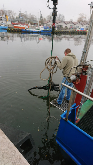 Anti-aircraft gun is being lifted ashore from the water, photo: Artur Nahajowski