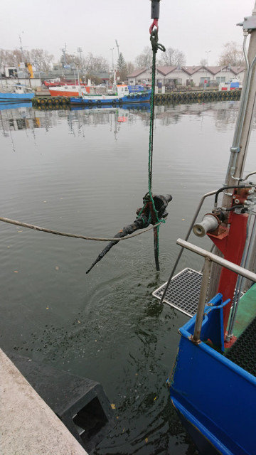 Anti-aircraft gun is being lifted ashore from the water, photo: Artur Nahajowski