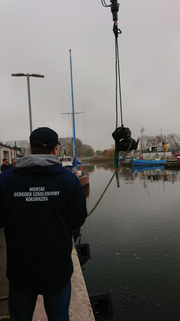 Anti-aircraft gun is being lifted ashore from the water, photo: Artur Nahajowski