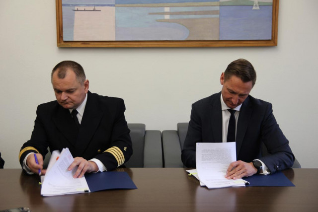 The Marshal of the West Pomerania Province, Olgierd Geblewicz and the MUS Rector Wojciech Ślączka signing the agreement