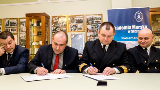 Konsberg Maritime Poland Vice President Radosław Sochanowski and MUS Rector Wojciech Ślączka signing the  agreement