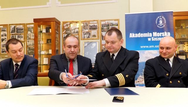 Konsberg Maritime Poland Vice President Radosław Sochanowski and MUS Rector Wojciech Ślączka signing the  agreement