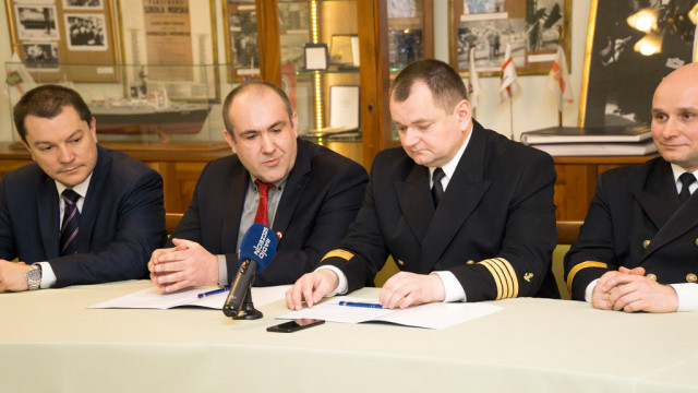 Konsberg Maritime Poland Vice President Radosław Sochanowski and MUS Rector Wojciech Ślączka signing the  agreement, photo. Tomasz Kwiatkowski, Akademia Morska w Szczecinie