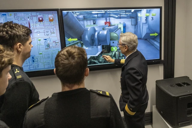 Studenci i wykładowca w symulatorze siłowni okrętowej