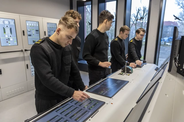 Studenci  w symulatorze siłowni okrętowej