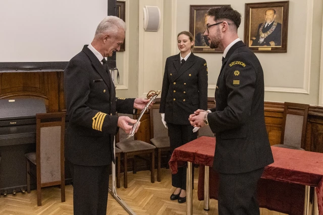  Andrzej Krysiak otrzymuje pamiątkową szablę