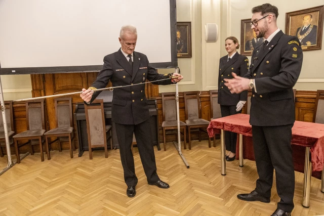  Andrzej Krysiak otrzymuje pamiątkową szablę